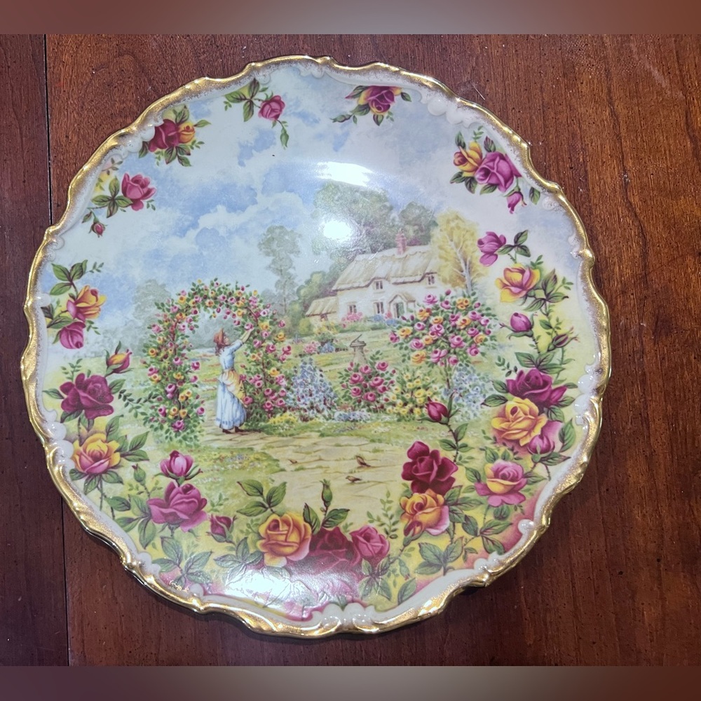 Royal Albert Floral Tea Set with Gold Trim - Picture 7 of 8